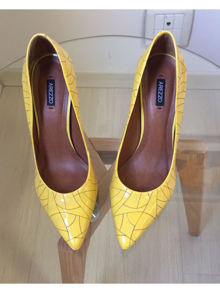 Scarpin amarelo hot sale arezzo