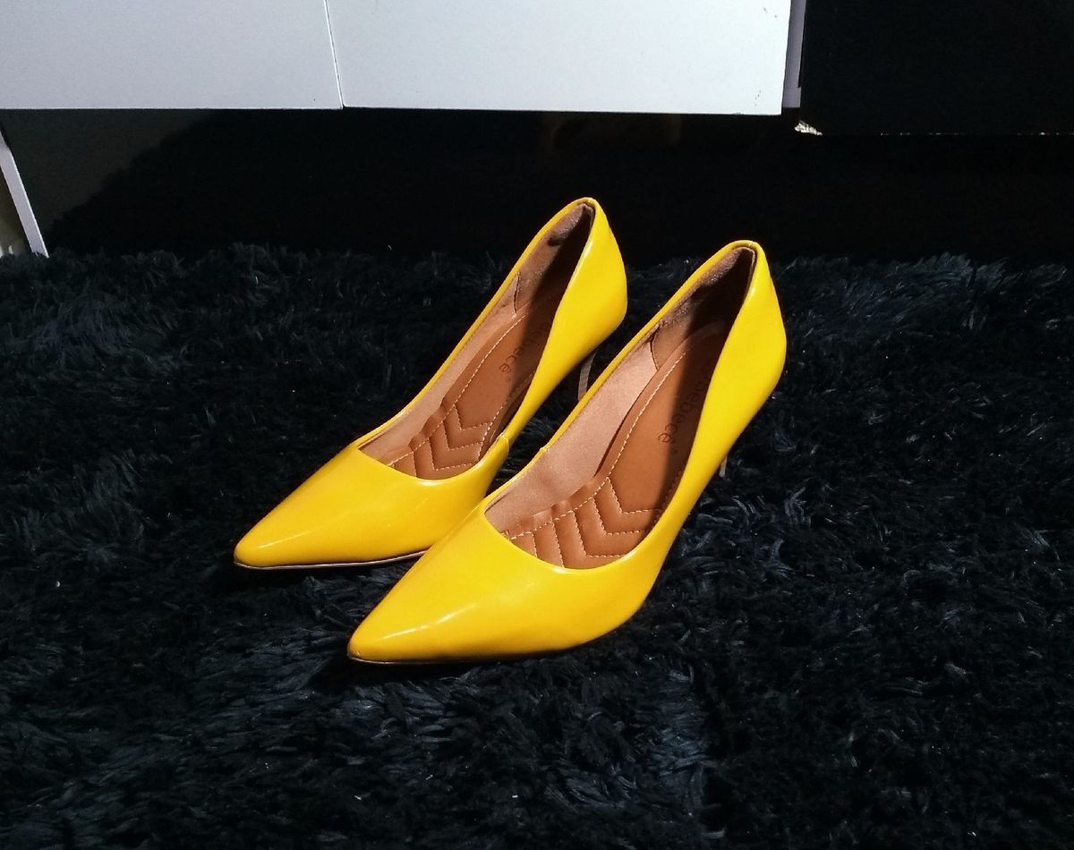 scarpin amarelo mostarda