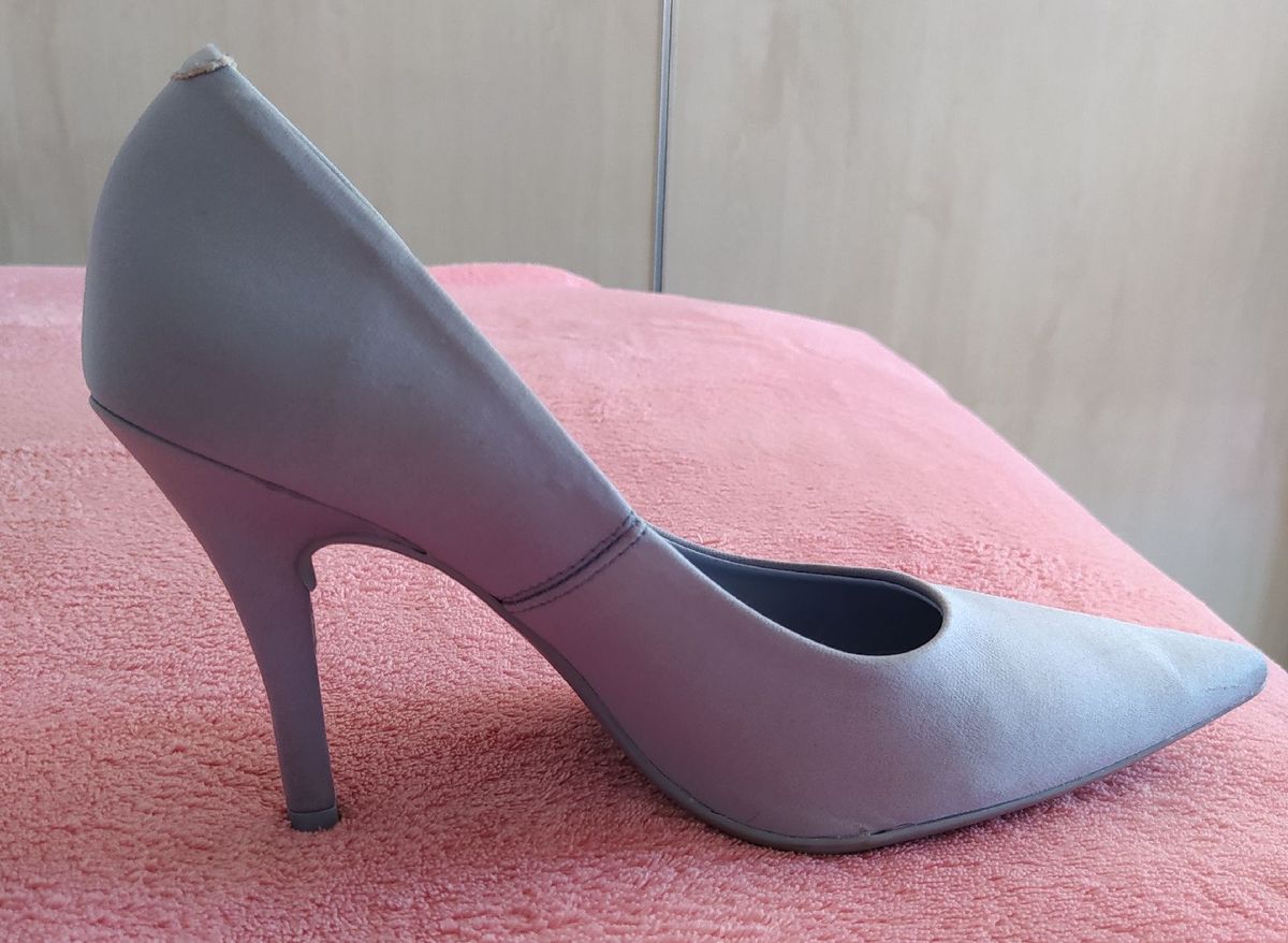 scarpin cinza claro