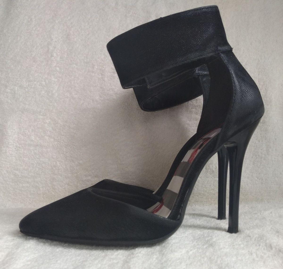 sapato scarpin com tornozeleira