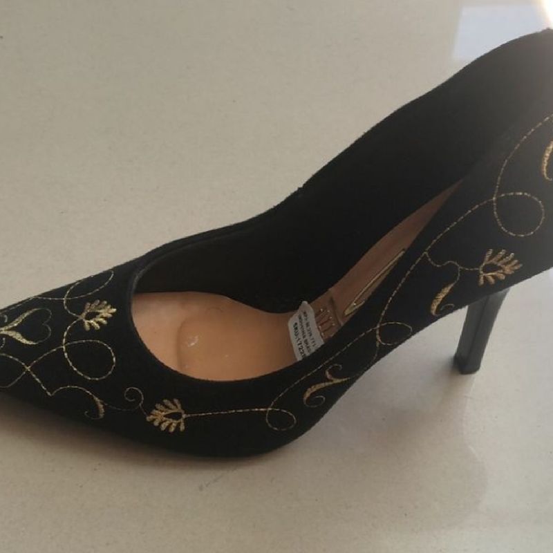 Sapato Scarpin Preto com Bordado Dourado Sapato Feminino Vizzano
