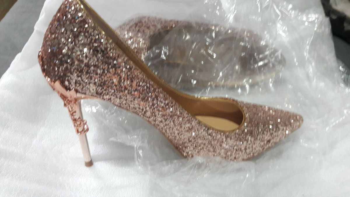 scarpin com brilho