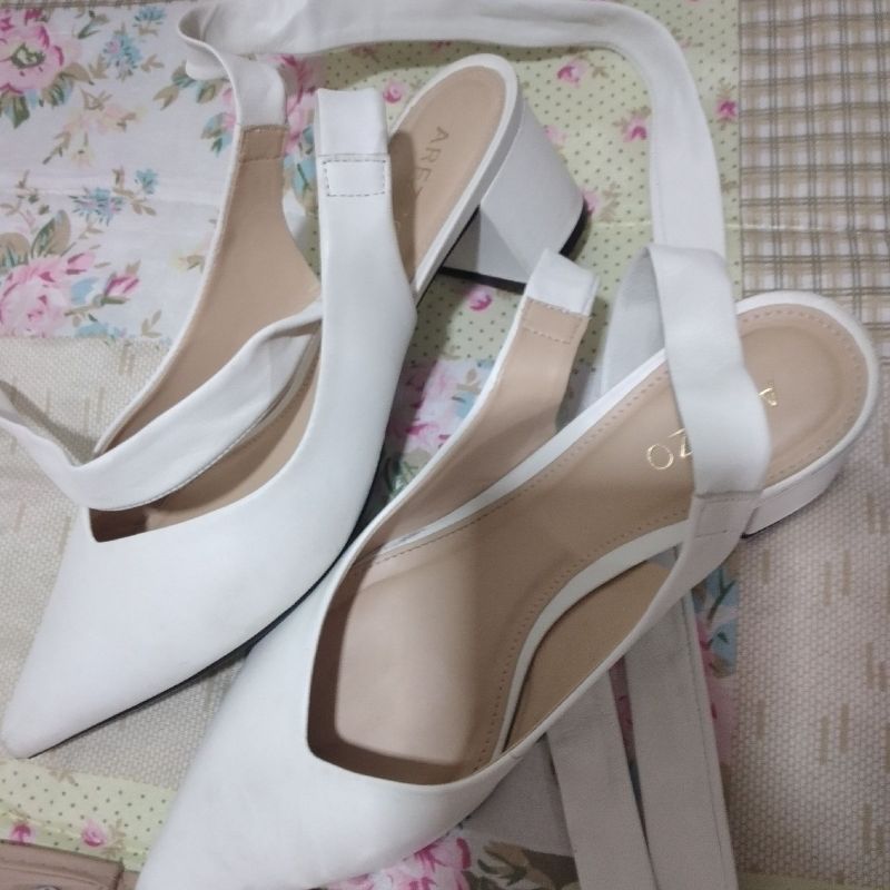 Sapato Slingback Liso Couro Branco 38 Arezzo Perfeito Noiva Casamento R stico Sapato Feminino Arezzo Usado 50599386 enjoei