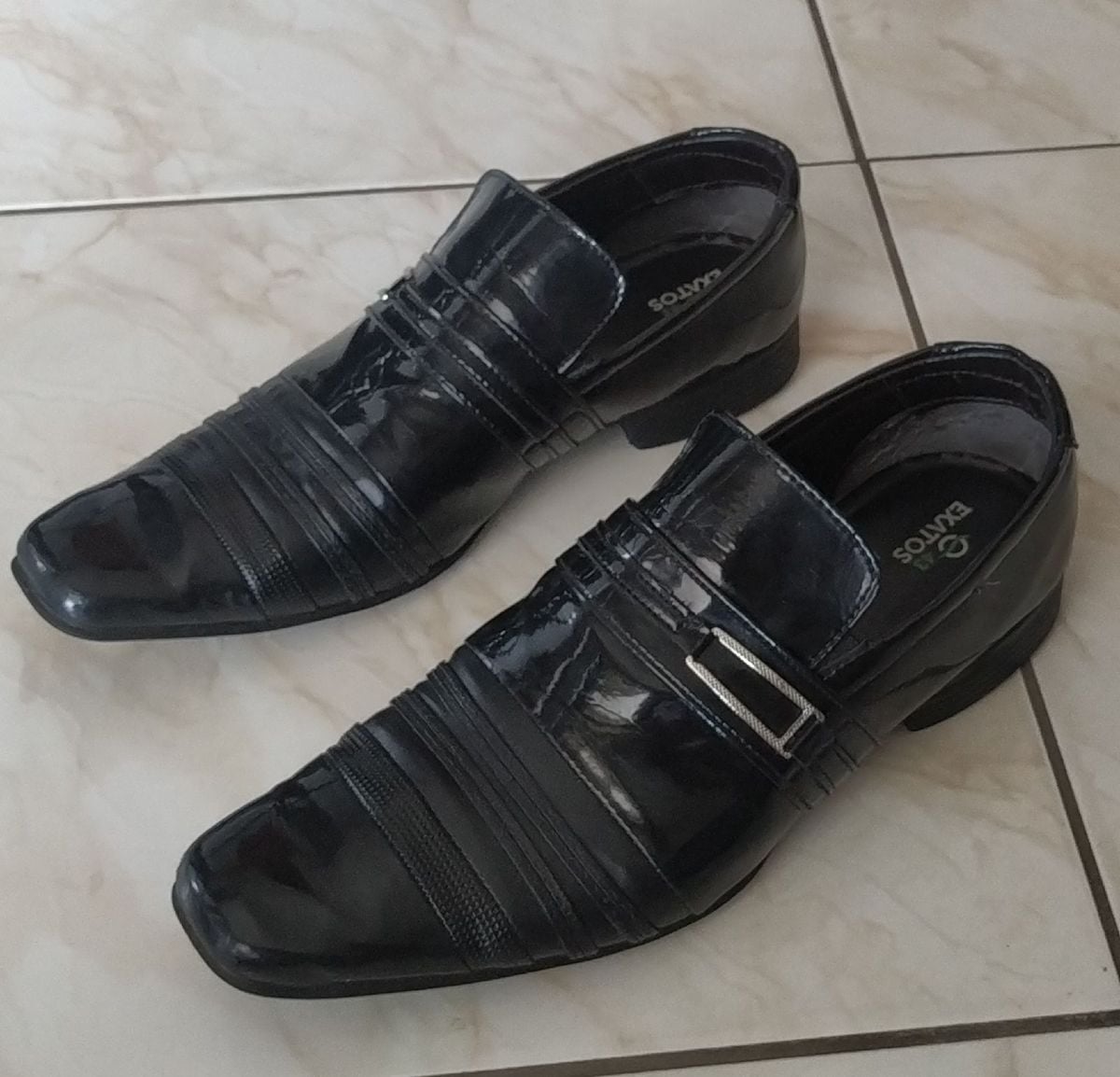 sapato preto brilhoso