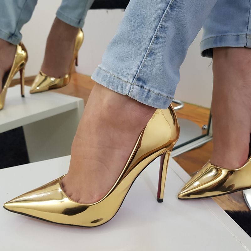 Scarpin dourado salto store alto