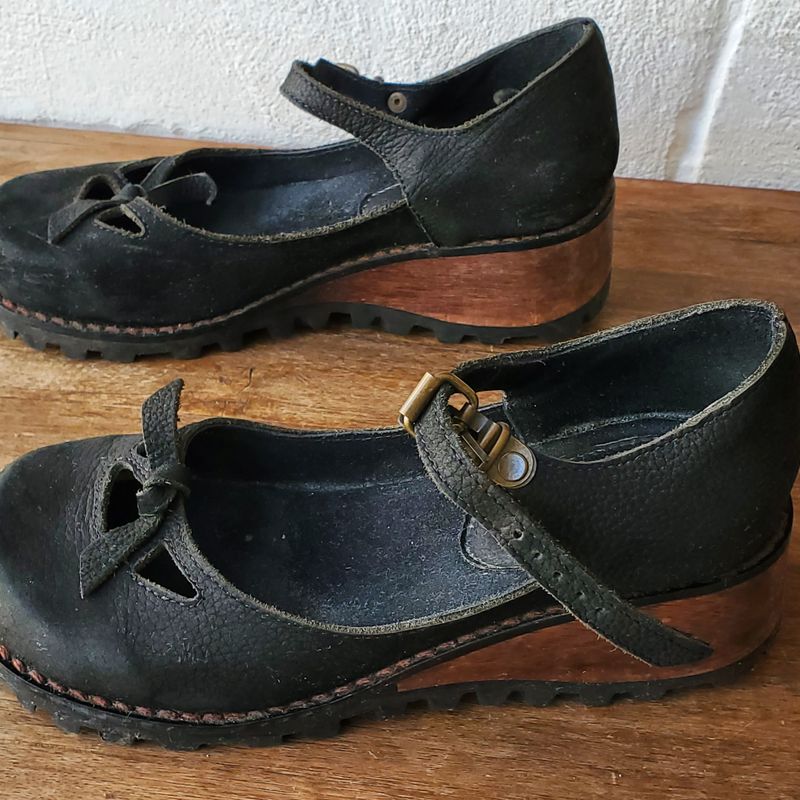 Sapato Tipo Boneca de Camurça Preta e Salto de Madeira da Side Walk  Sapato Feminino Side Walk Usado 87106872 enjoei