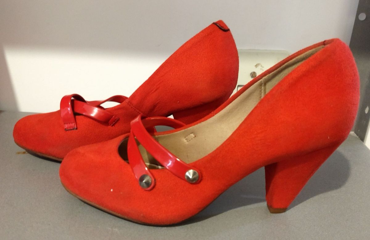 sapato vermelho beira rio