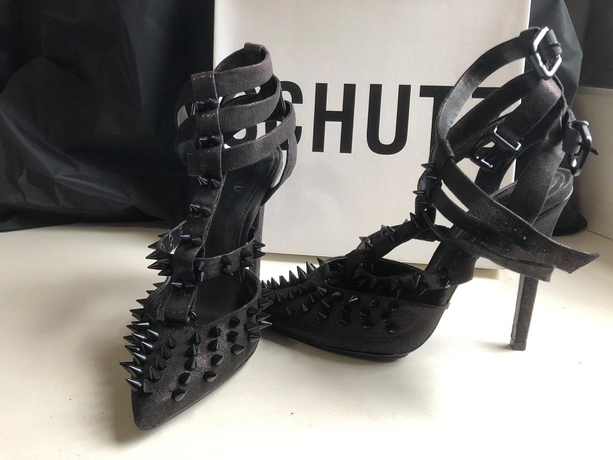 salto alto com spikes