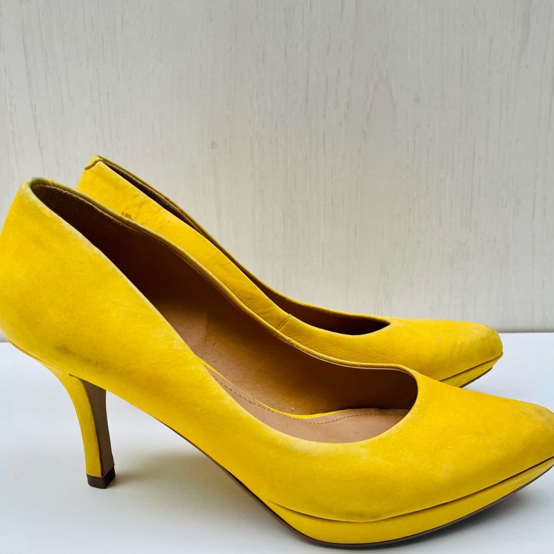 Scarpin amarelo hot sale arezzo