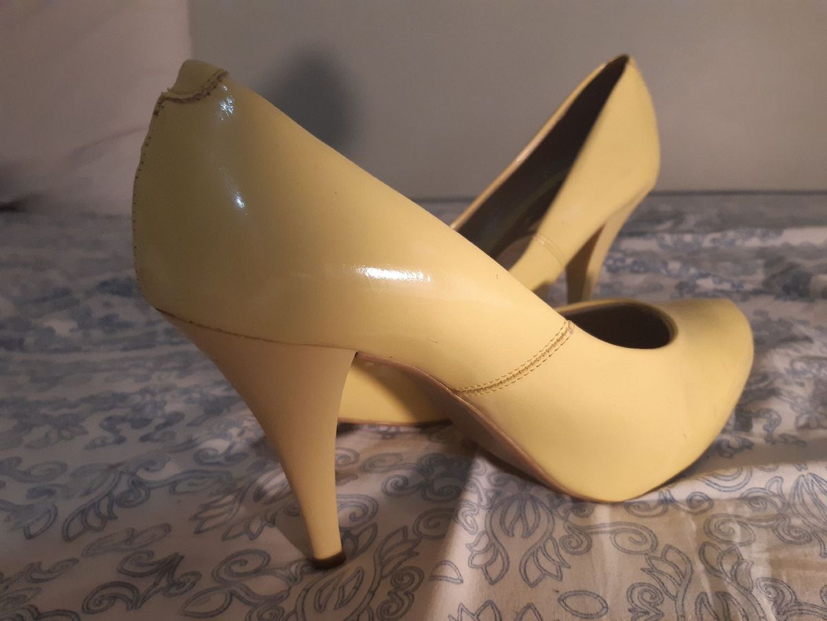 scarpin amarelo beira rio