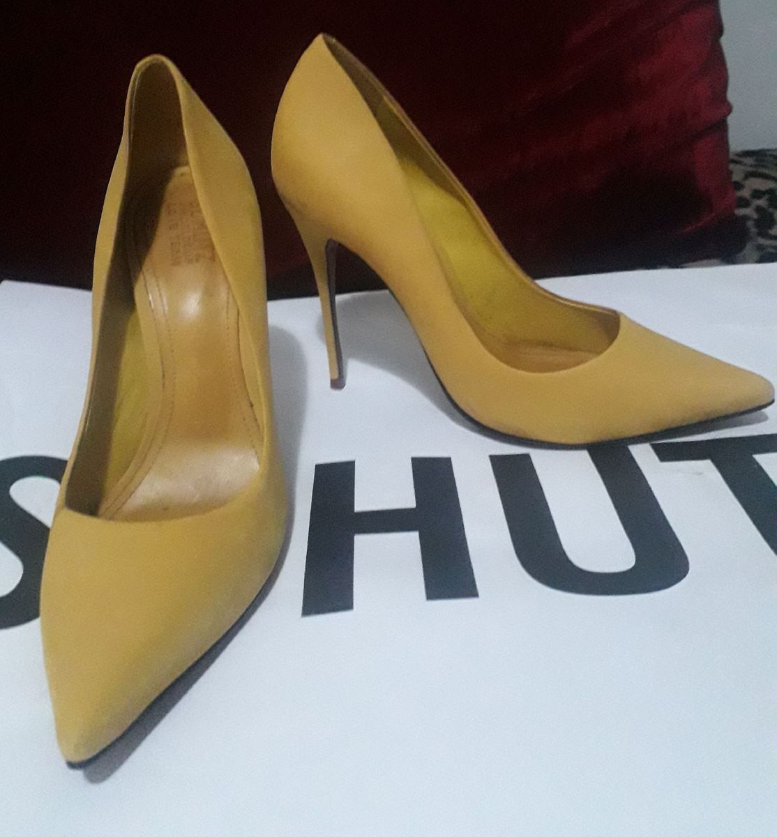 scarpin amarelo schutz