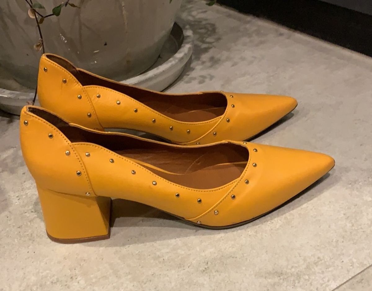 scarpin salto grosso amarelo
