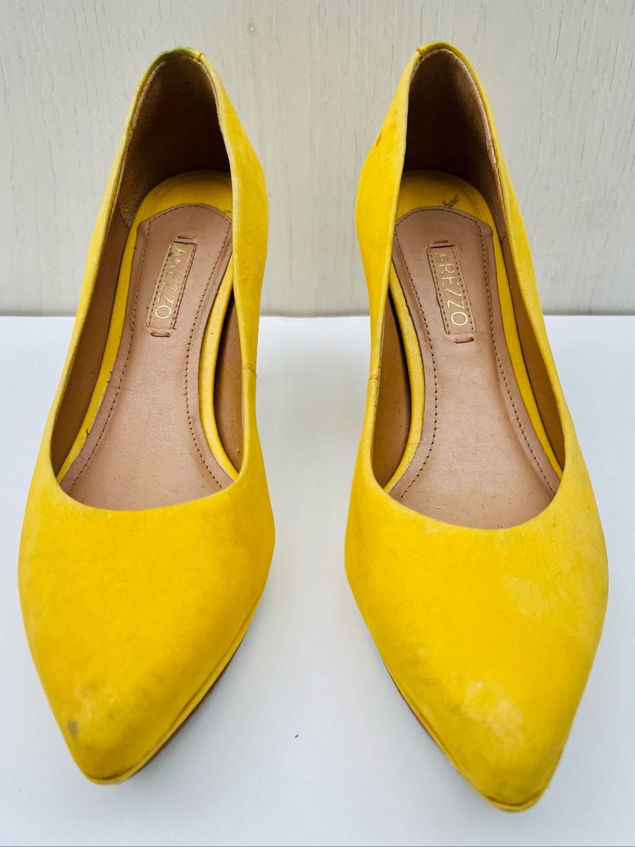 Scarpin discount amarelo arezzo