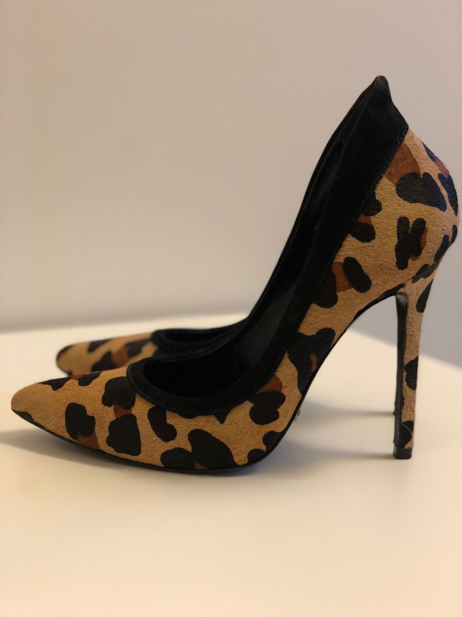 scarpin animal print schutz