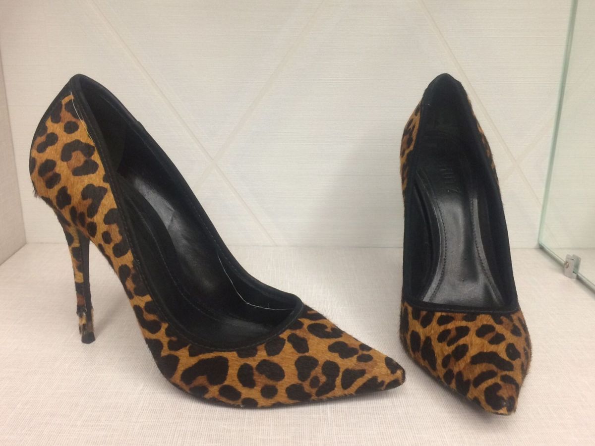 scarpin animal print schutz
