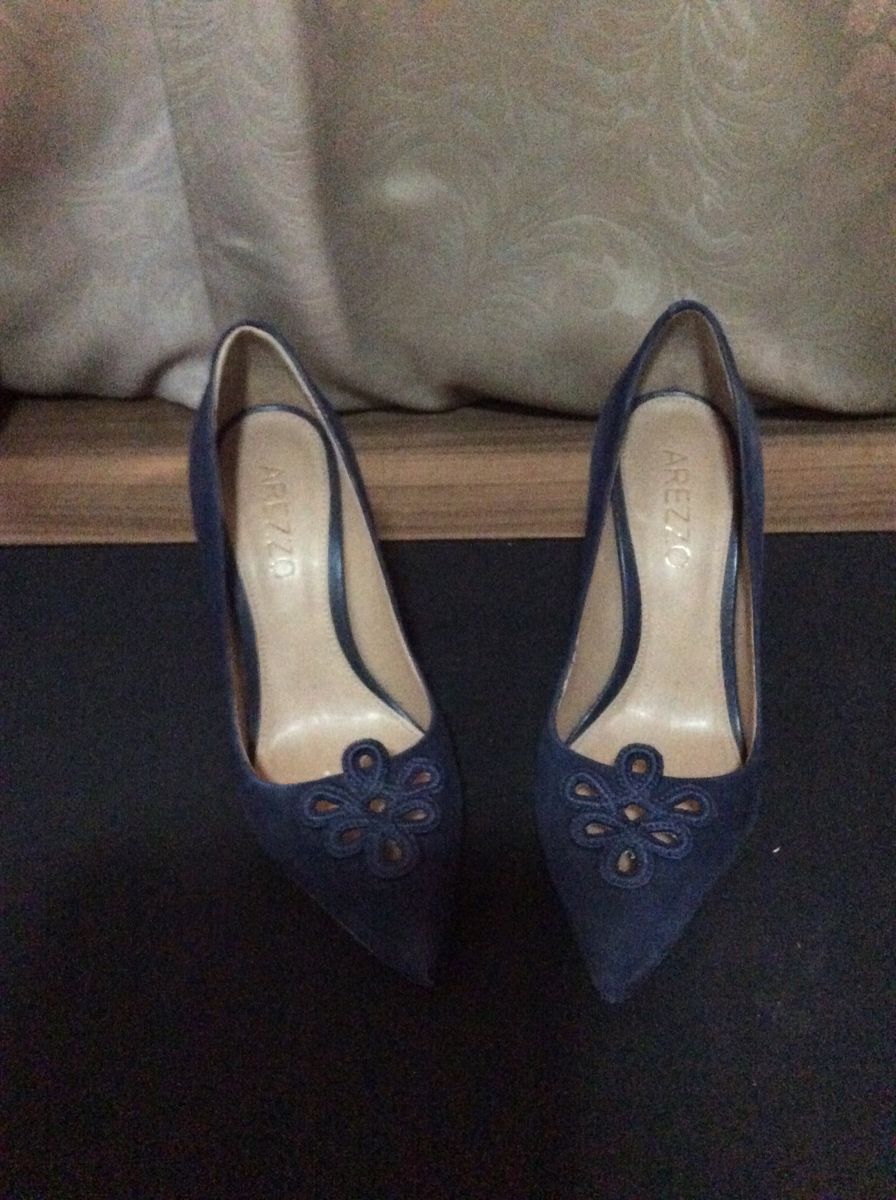 scarpin azul marinho arezzo