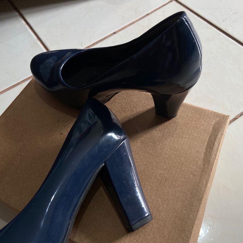 Scarpin azul hot sale bico redondo