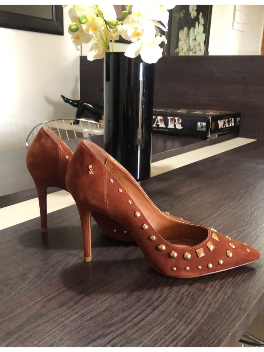 scarpin marrom camurça