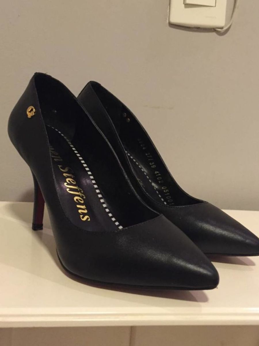 scarpin preto sola vermelha carmen steffens