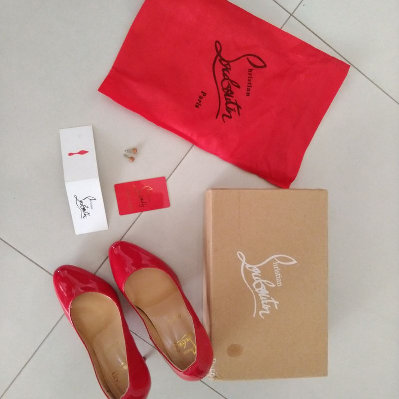 Sapato louboutin hot sale vermelho