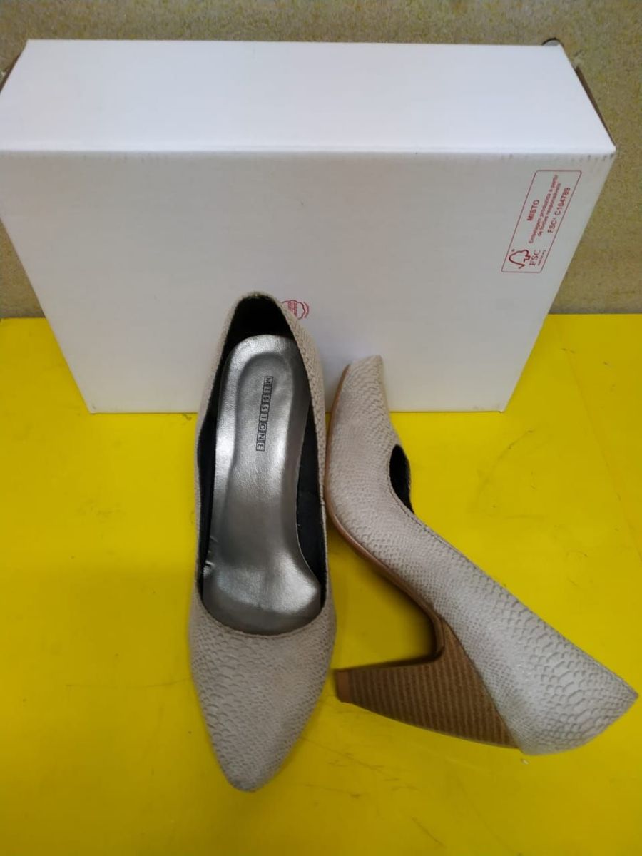scarpin cinza claro