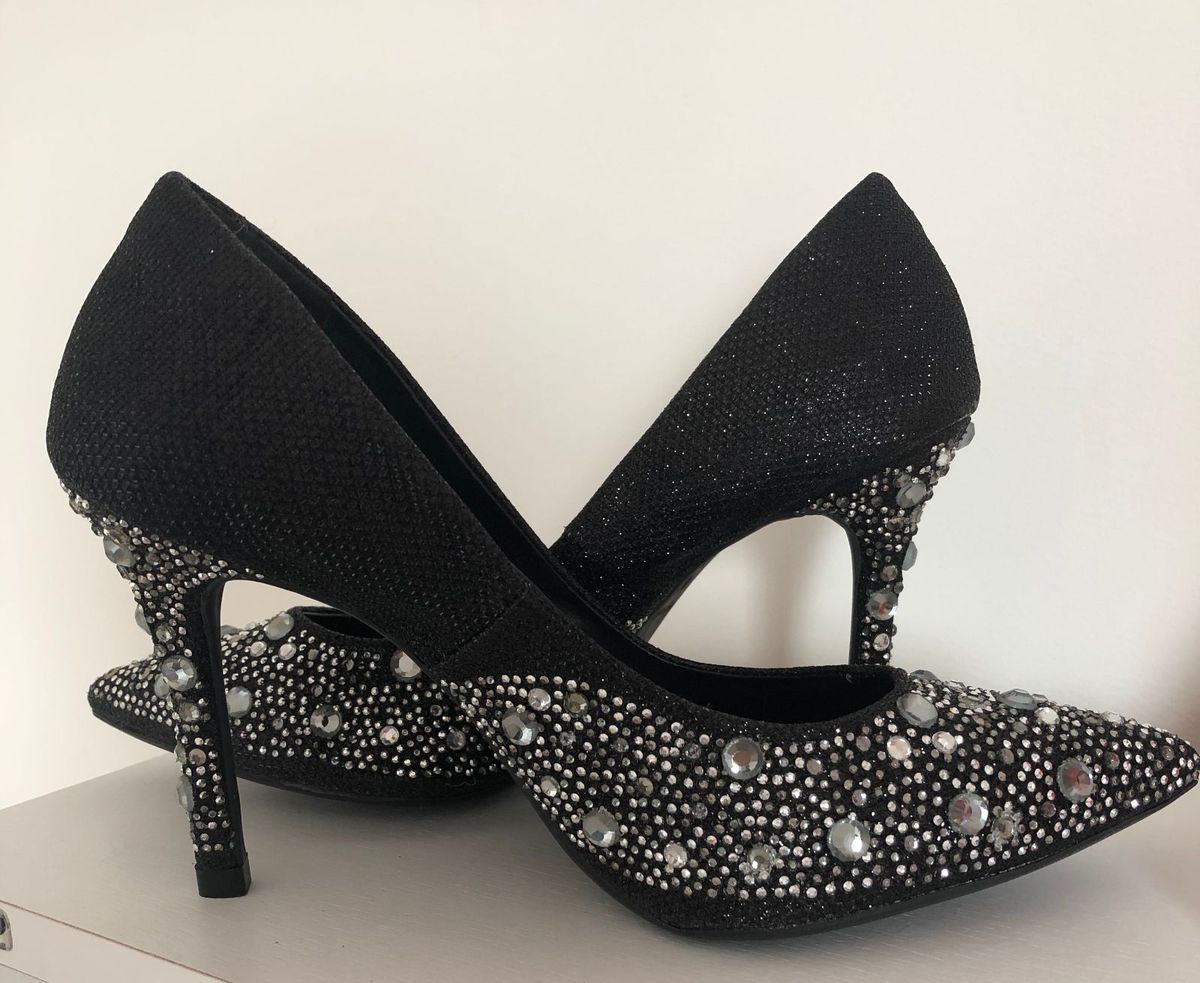 scarpin preto com pedras