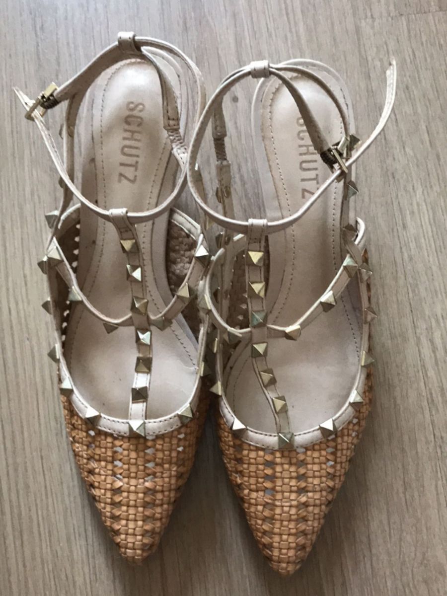 scarpin tachas schutz