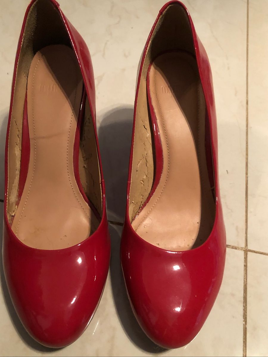 scarpin vermelho bico redondo