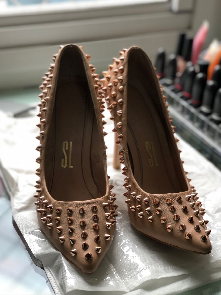 scarpin com spikes santa lolla