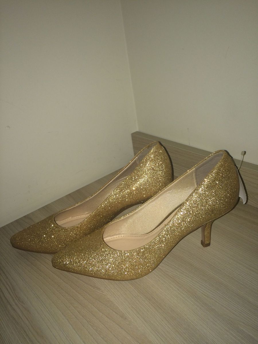 scarpin dourado com brilho