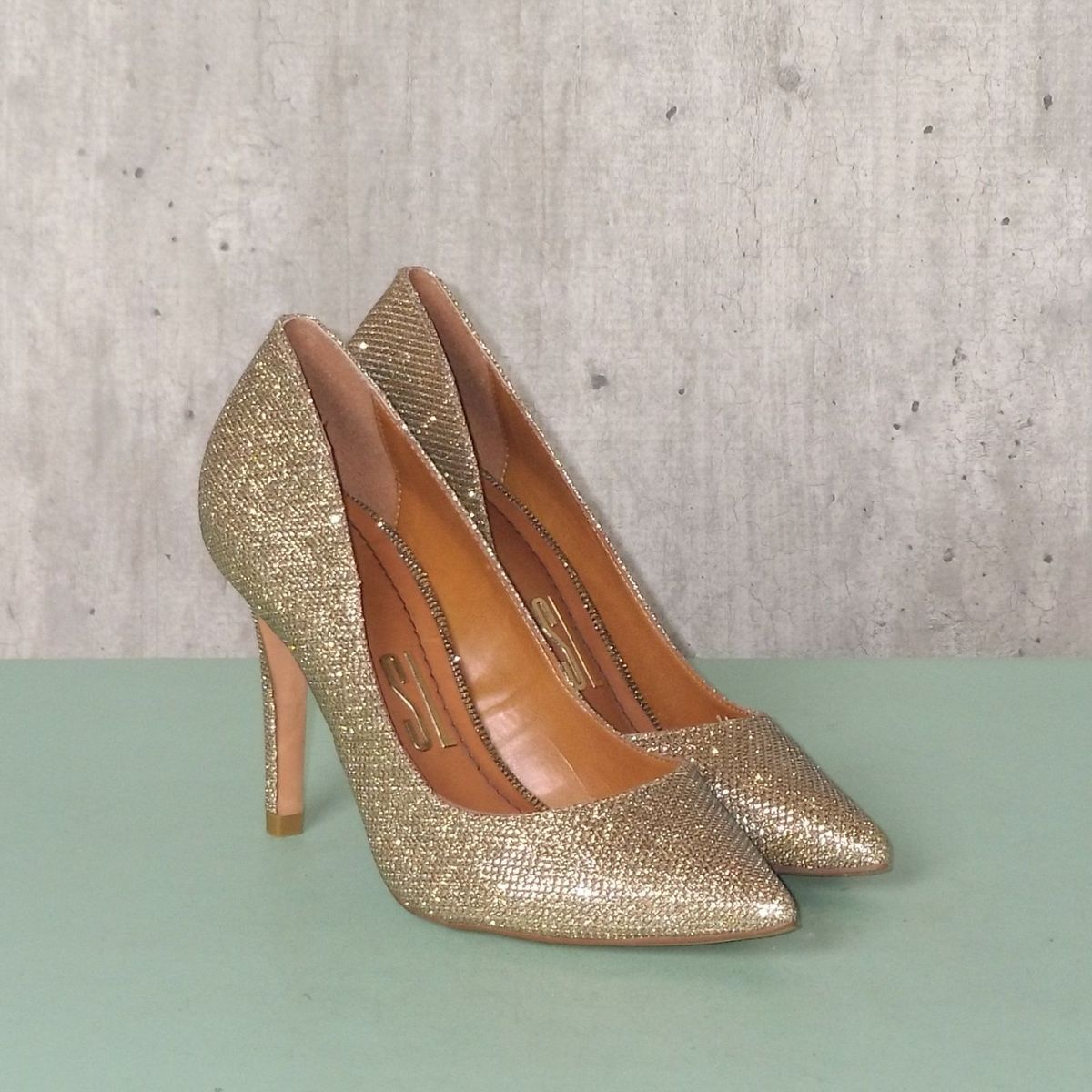 scarpin dourado com glitter