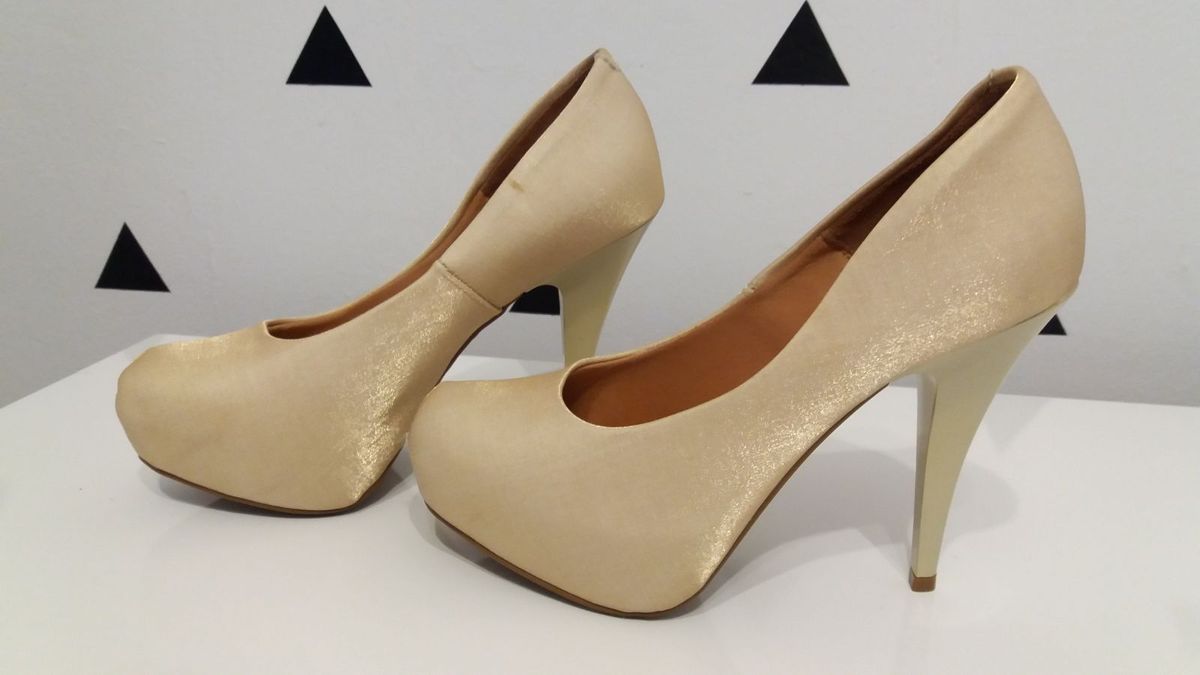 sapato dourado vizzano meia pata