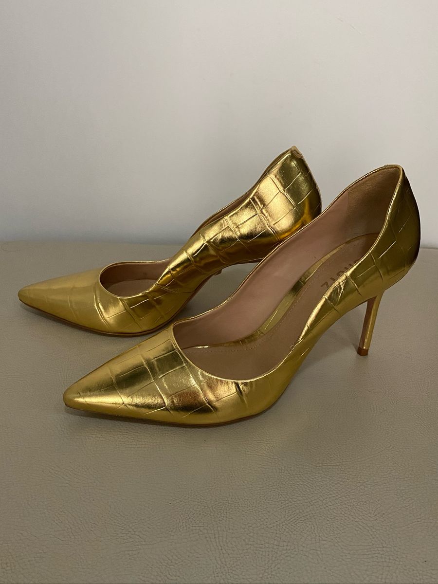 scarpin dourado schutz