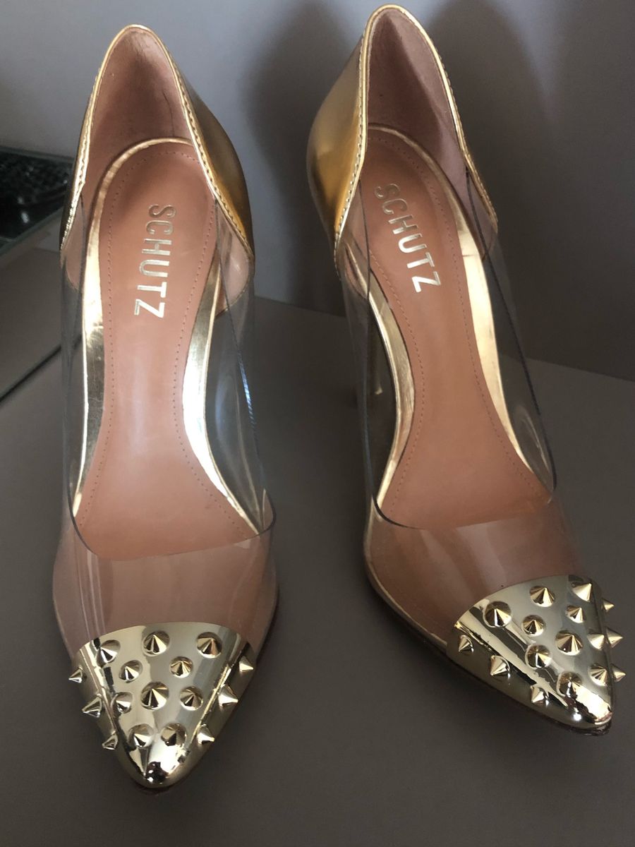 scarpin dourado schutz