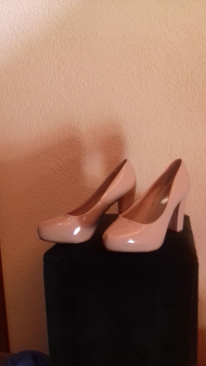 scarpin bege beira rio