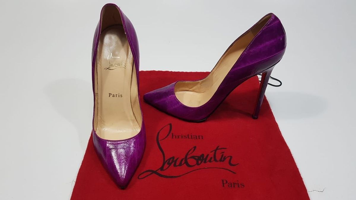 scarpin com sola vermelha louboutin