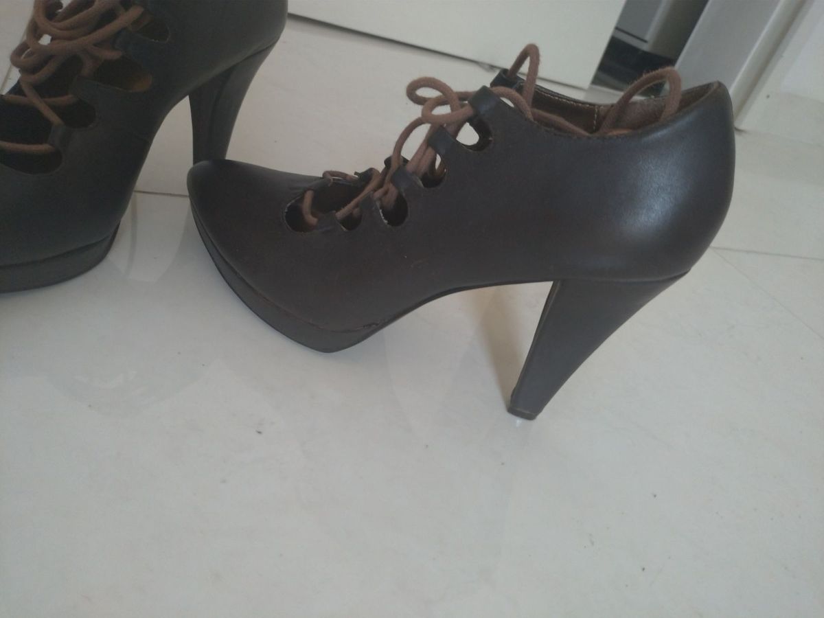 scarpin com cadarço