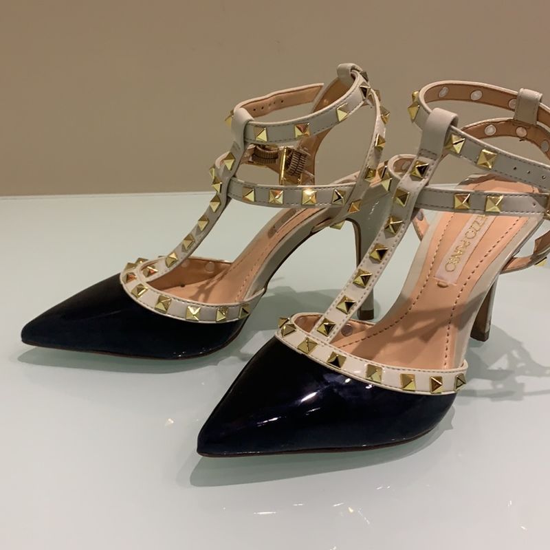 Sapato com 2024 tachas valentino