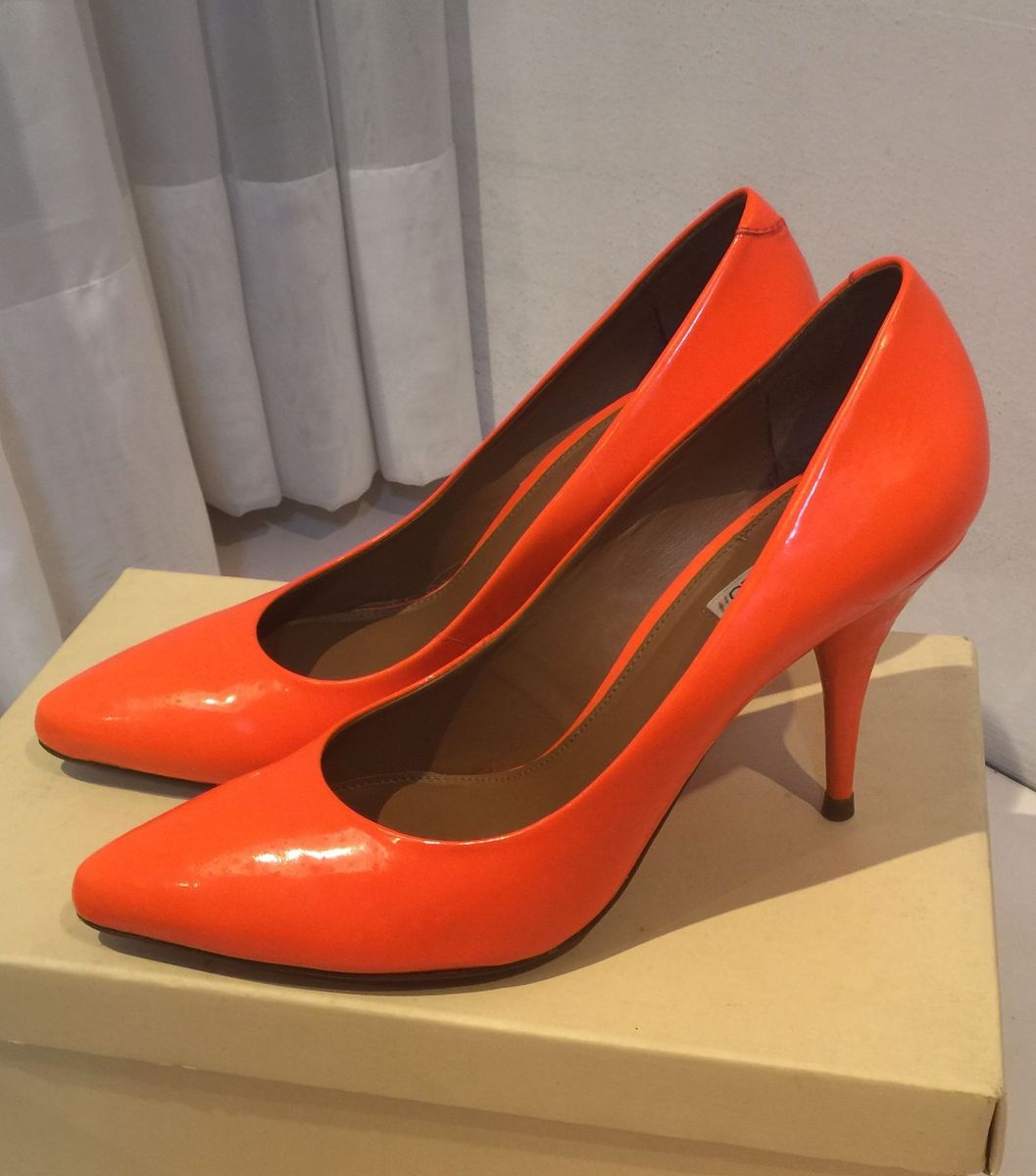 scarpin laranja neon