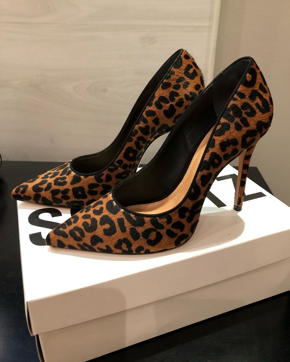 scarpin animal print schutz
