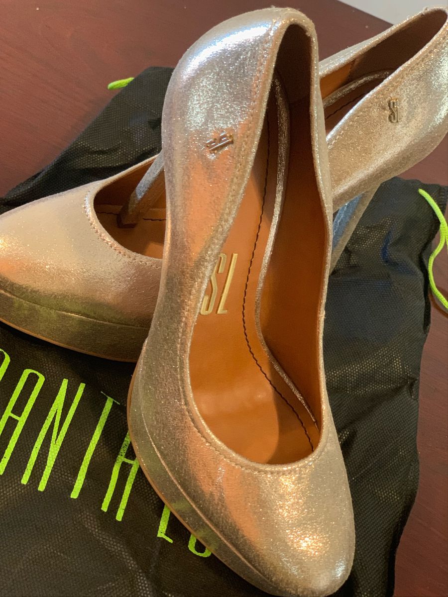 scarpin dourado meia pata