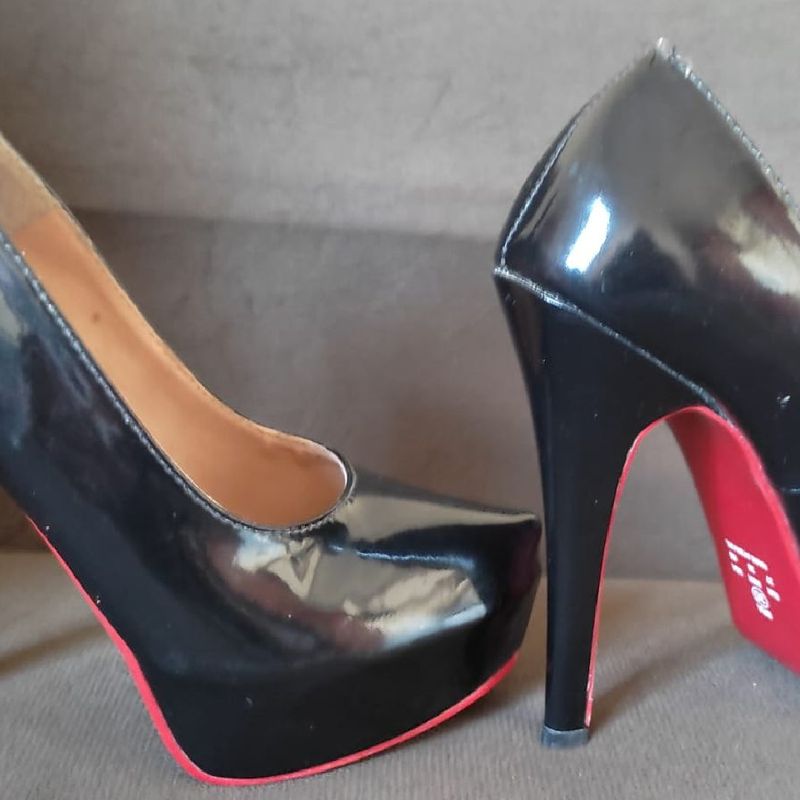 Scarpin meia pata preto com best sale solado vermelho