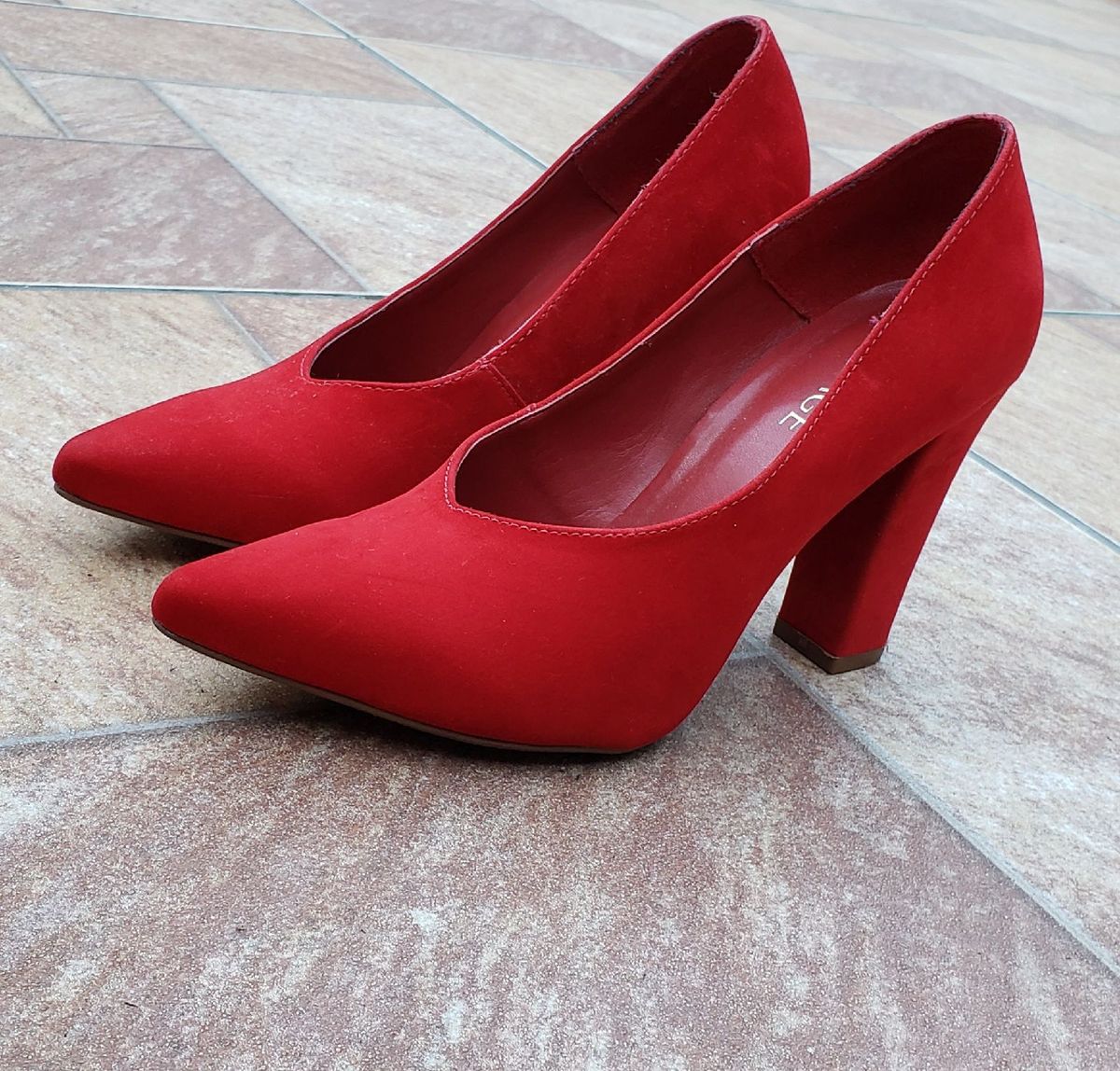 scarpin vermelho salto grosso