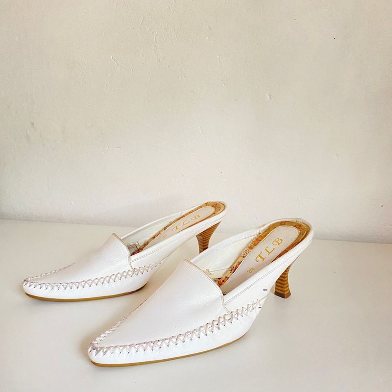 Scarpin store mule branco