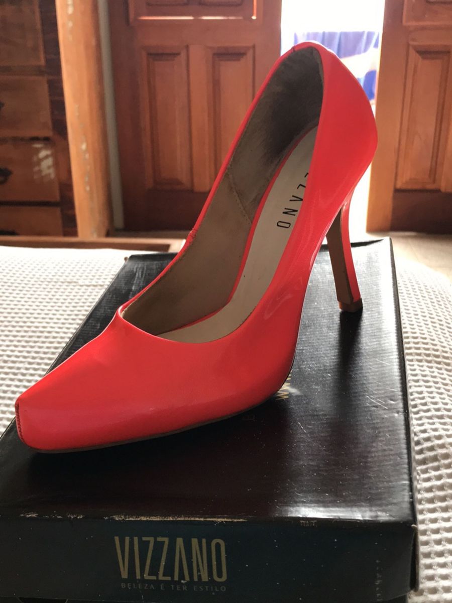 scarpin neon vizzano