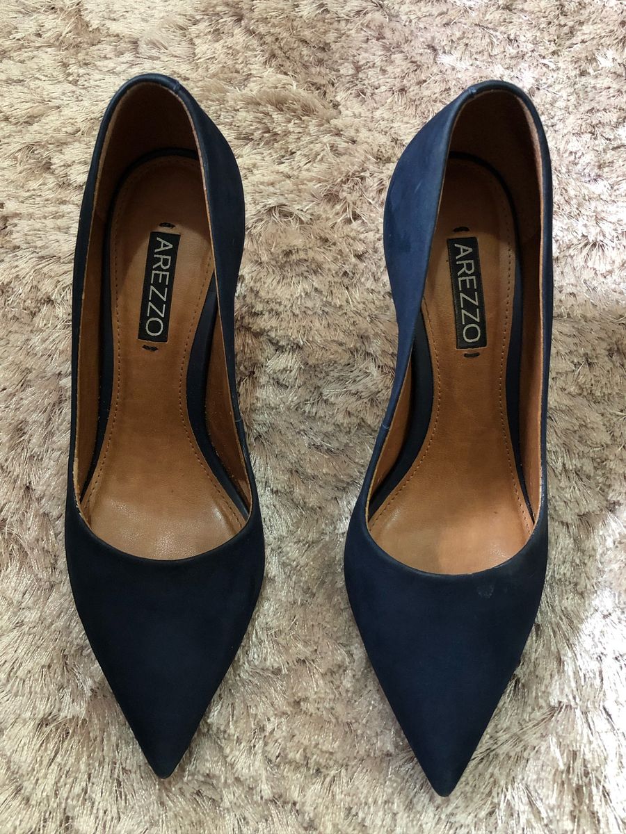 scarpin azul marinho arezzo