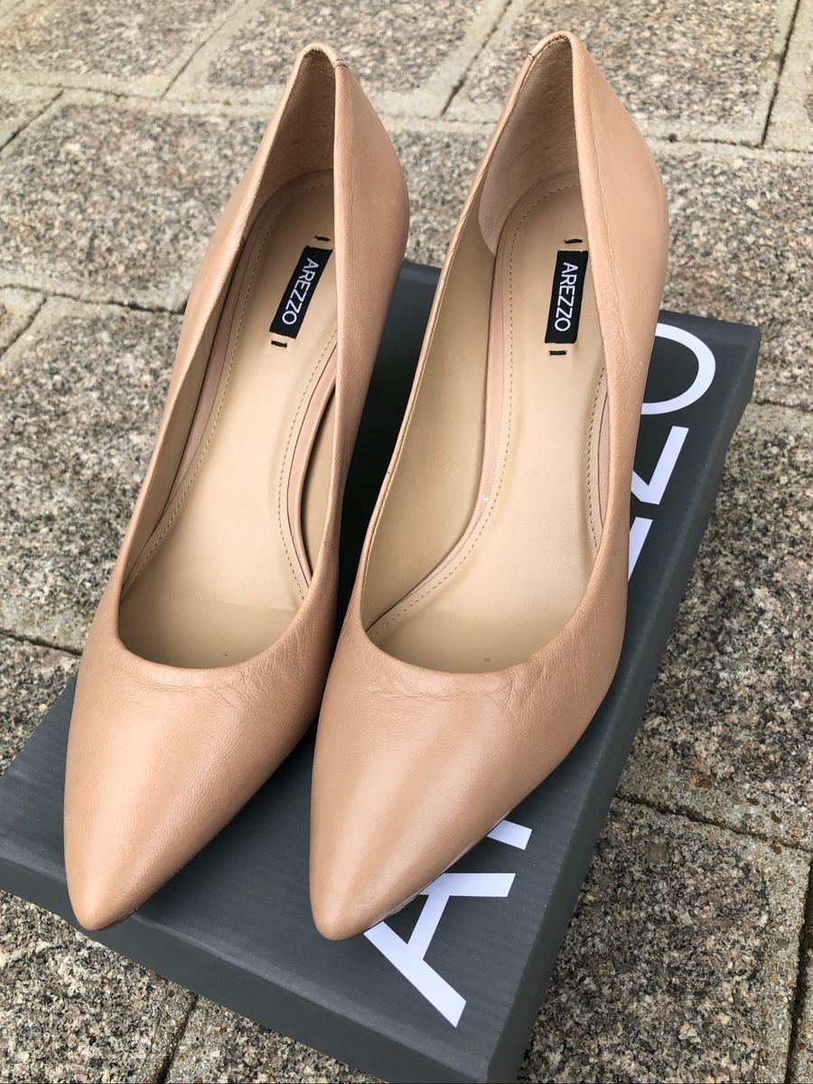 scarpin nude de couro