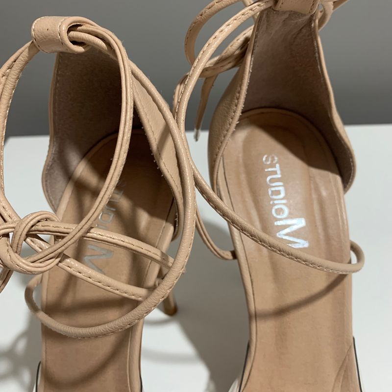 Scarpin nude com store transparência