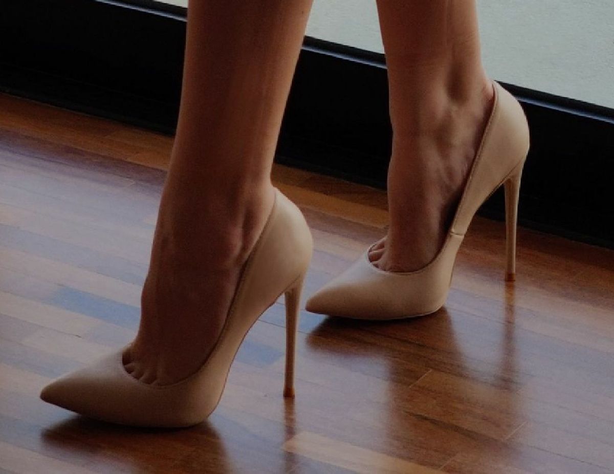 scarpin estilo louboutin