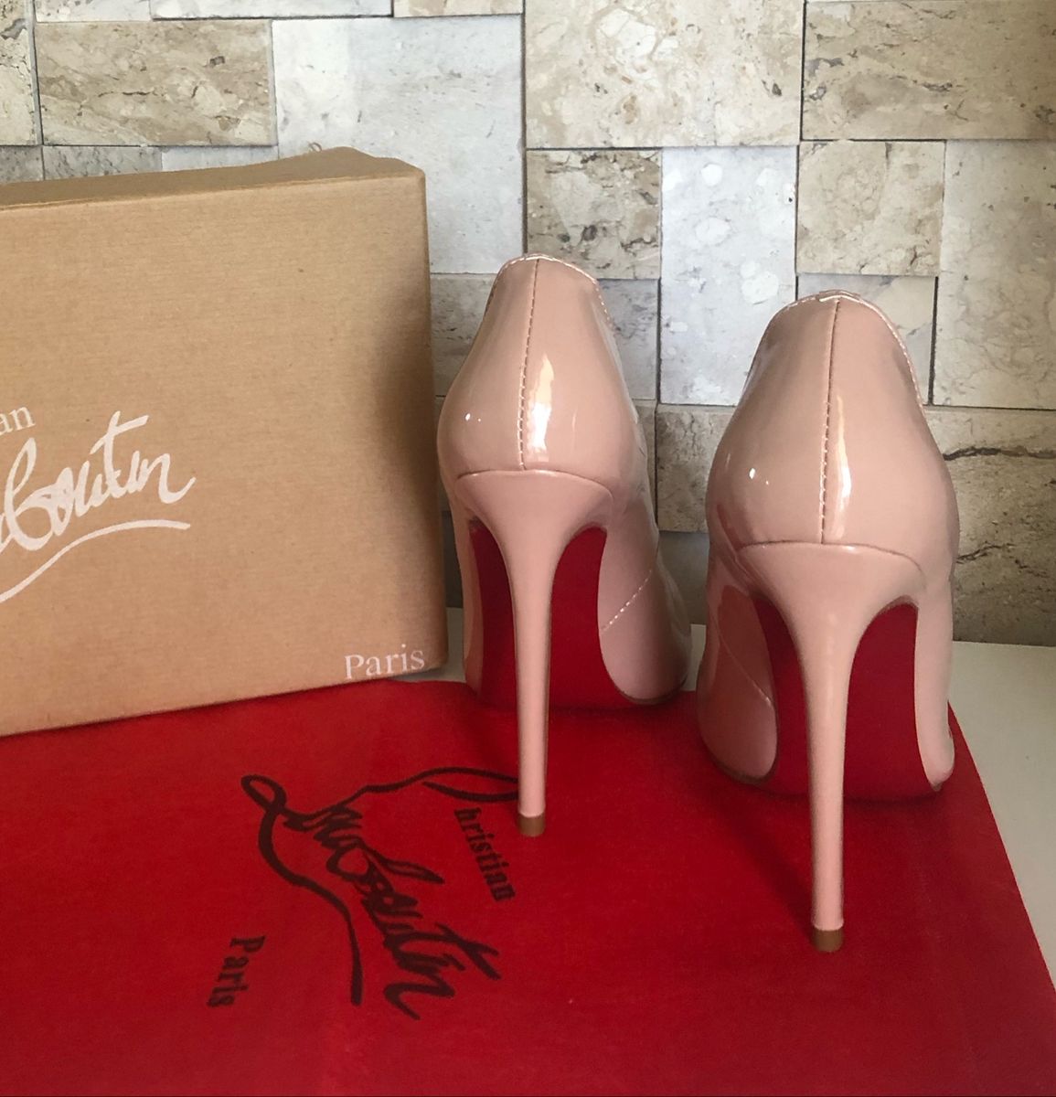 scarpin nude sola vermelha